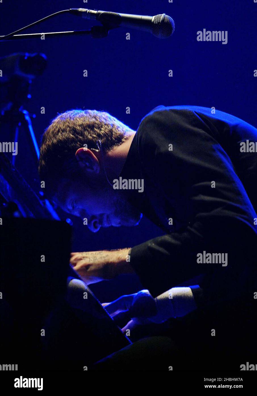 Coldplay spielt live auf der Bühne des Earls Court Exhibition Centre, London. Halbe Länge. Stockfoto