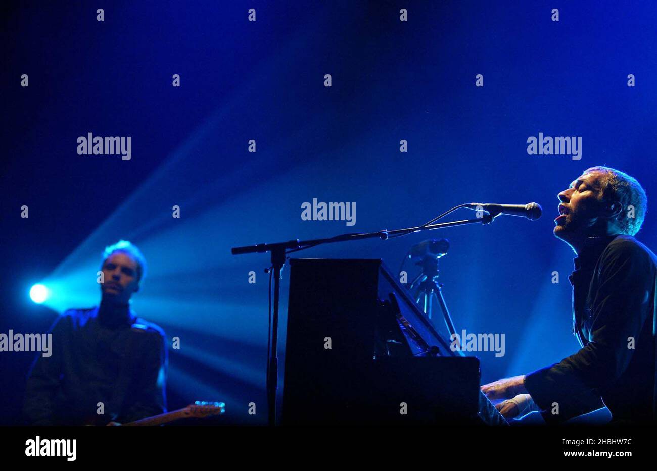 Coldplay spielt live auf der Bühne des Earls Court Exhibition Centre, London. Halbe Länge. Stockfoto