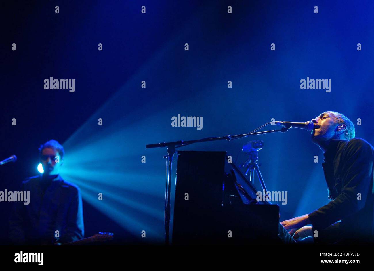 Coldplay spielt live auf der Bühne des Earls Court Exhibition Centre, London. Halbe Länge. Stockfoto