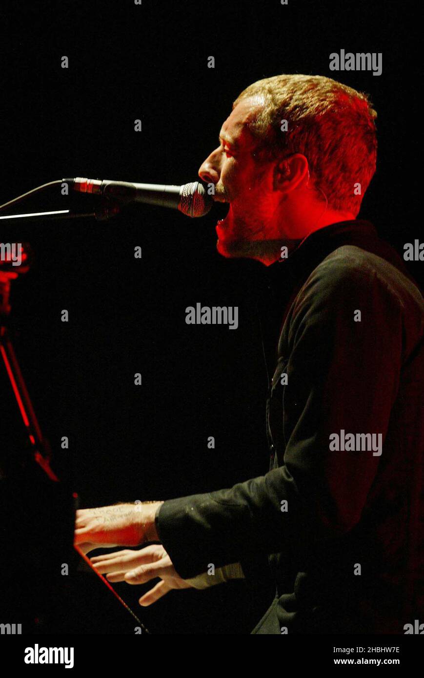 Coldplay spielt live auf der Bühne des Earls Court Exhibition Centre, London. Halbe Länge. Stockfoto