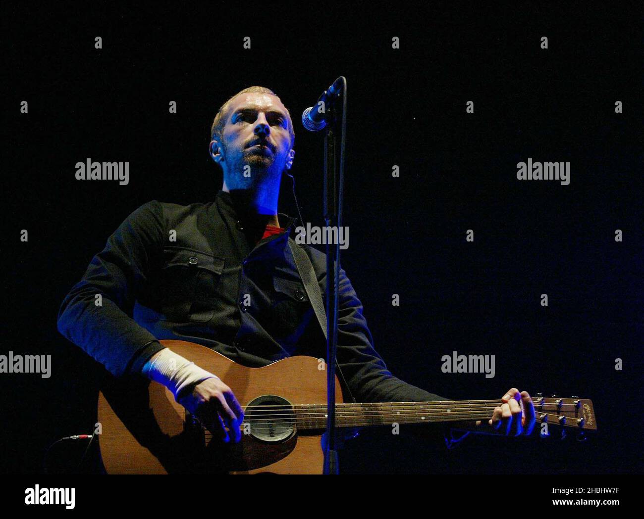 Coldplay spielt live auf der Bühne des Earls Court Exhibition Centre, London. Halbe Länge. Stockfoto