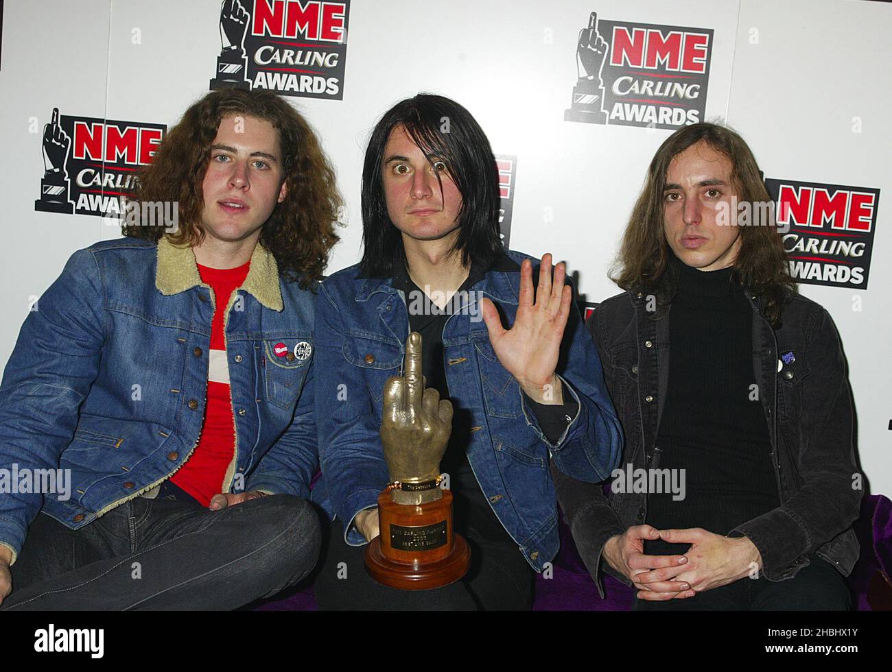 Die Datsuns bei den NME Carling Awards 2003 im Po Na Na in Hammersmith London. Halbe Länge. Stockfoto