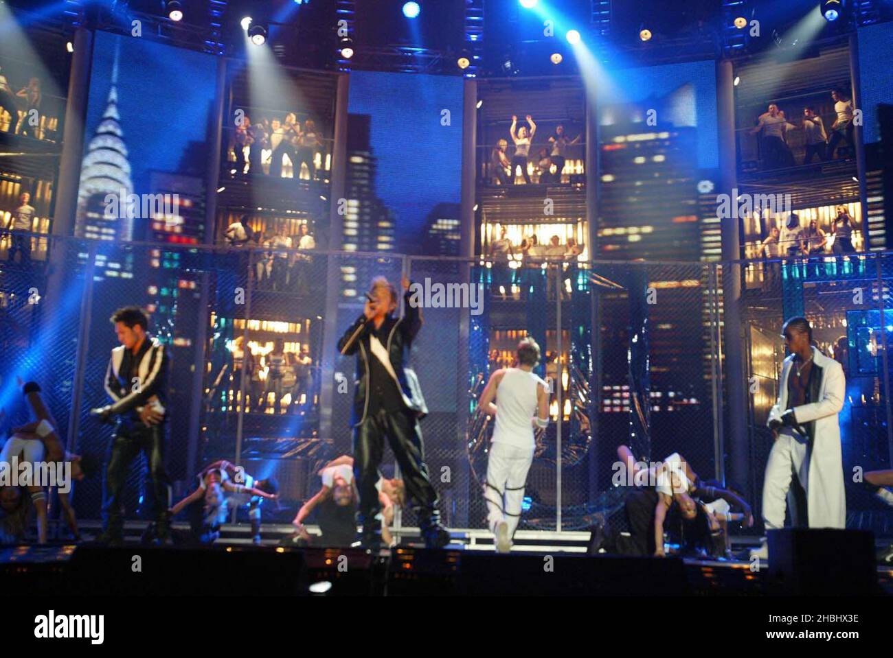 Blue fotografierte live auf der Bühne bei den Brits 2003 Proben in London. In voller Länge, Boyband. Stockfoto