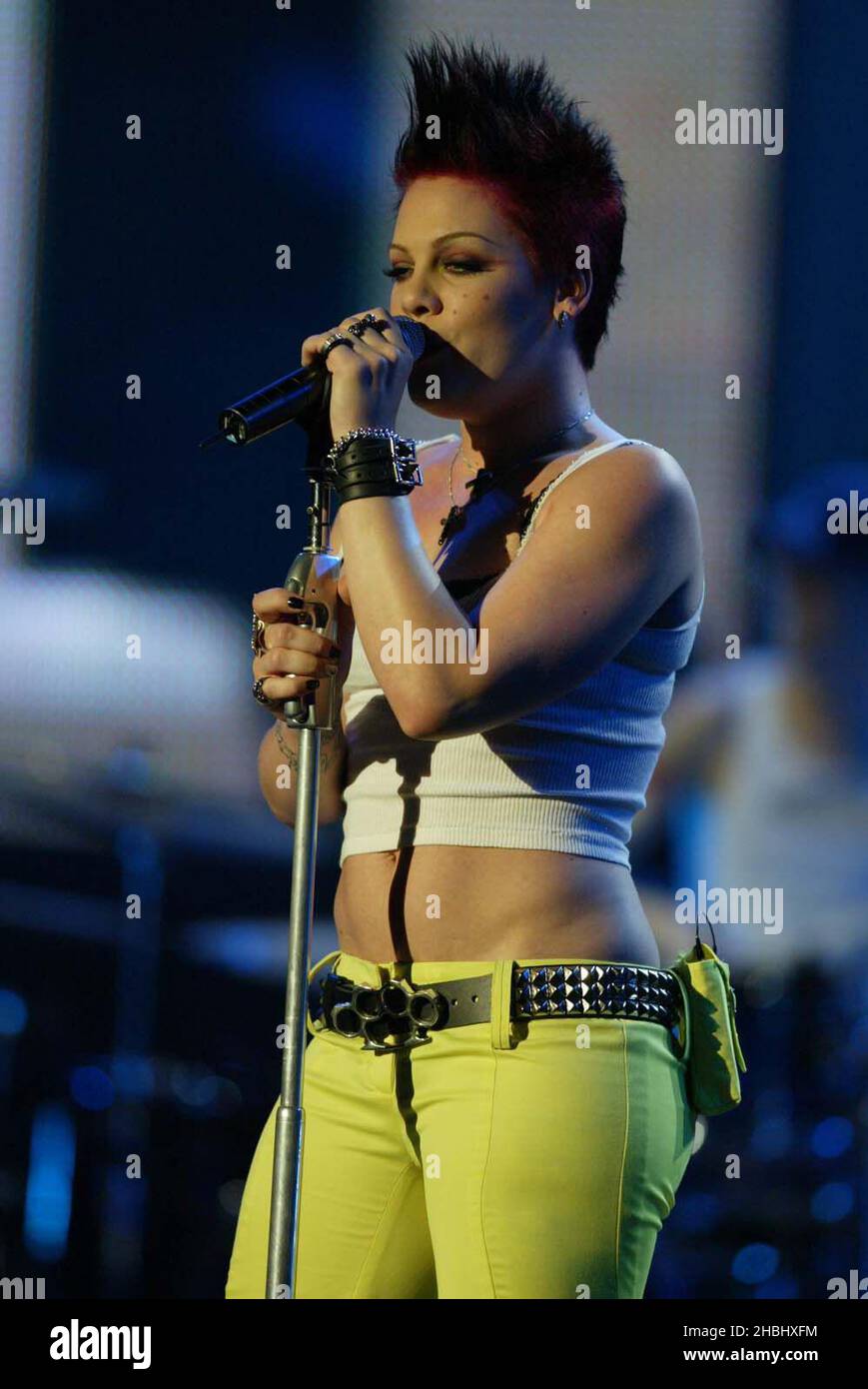 Pink auf der Bühne bei den Brit Awards 2003 im Earls Court in London. 3/4 Länge. Bauchgurt mit Mittelriff. alecia moore Sänger mohican Mohawk Weste BH Tattoo gefärbte rote Haare Stockfoto