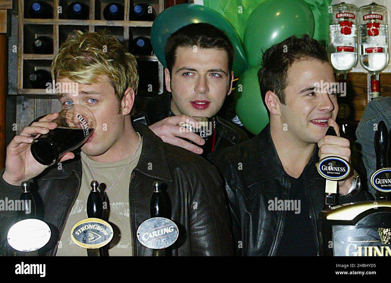 Westlife zieht Bier im O'Neills Pub in der Wardour Street, am St. Patricks Day, London 3/4 lang Stockfoto