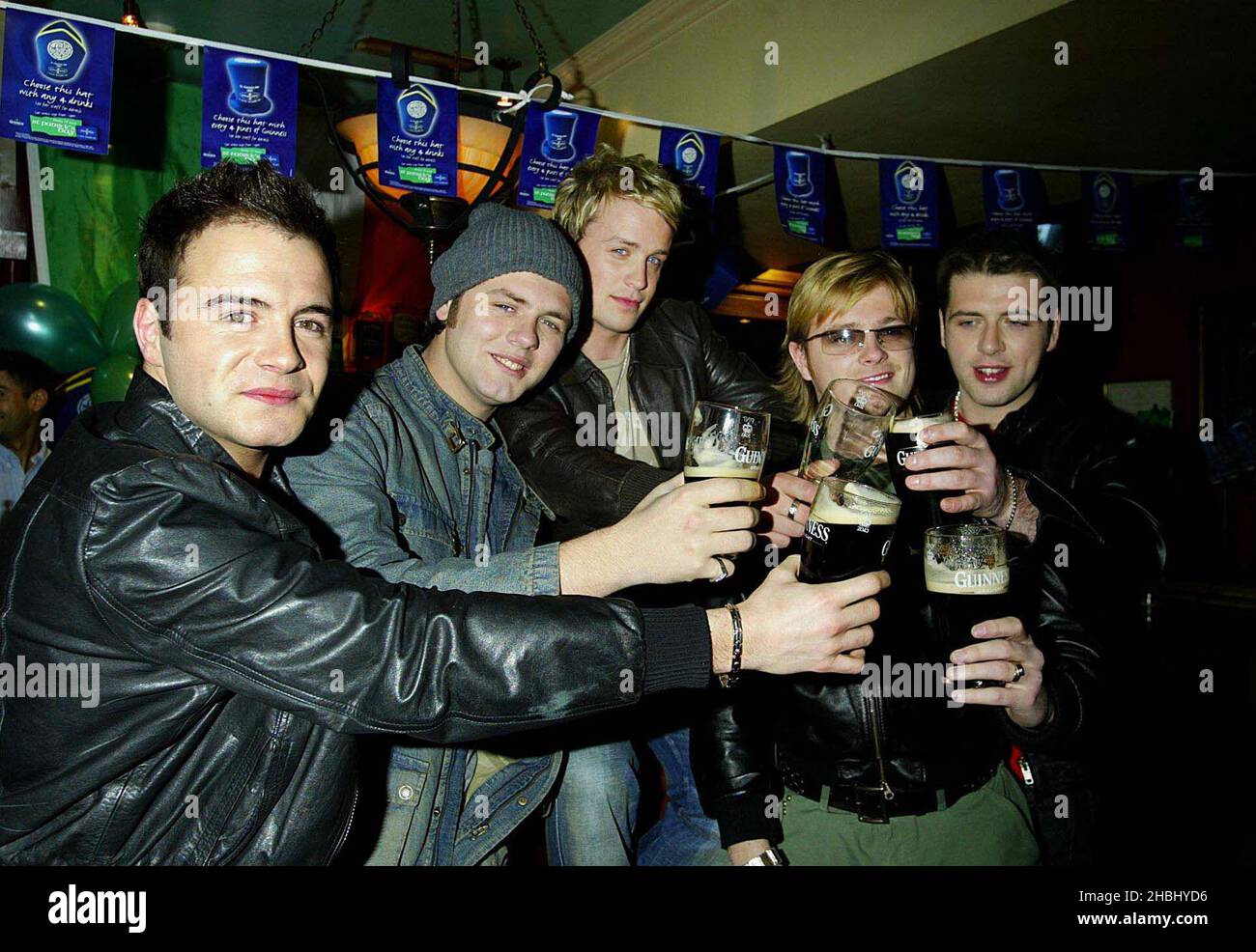 Westlife zieht Bier im O'Neills Pub in der Wardour Street, am St. Patricks Day, London 3/4 lang Stockfoto
