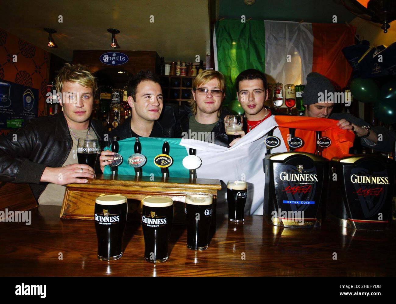 Westlife zieht Bier im O'Neills Pub in der Wardour Street, am St. Patricks Day, London 3/4 lang Stockfoto