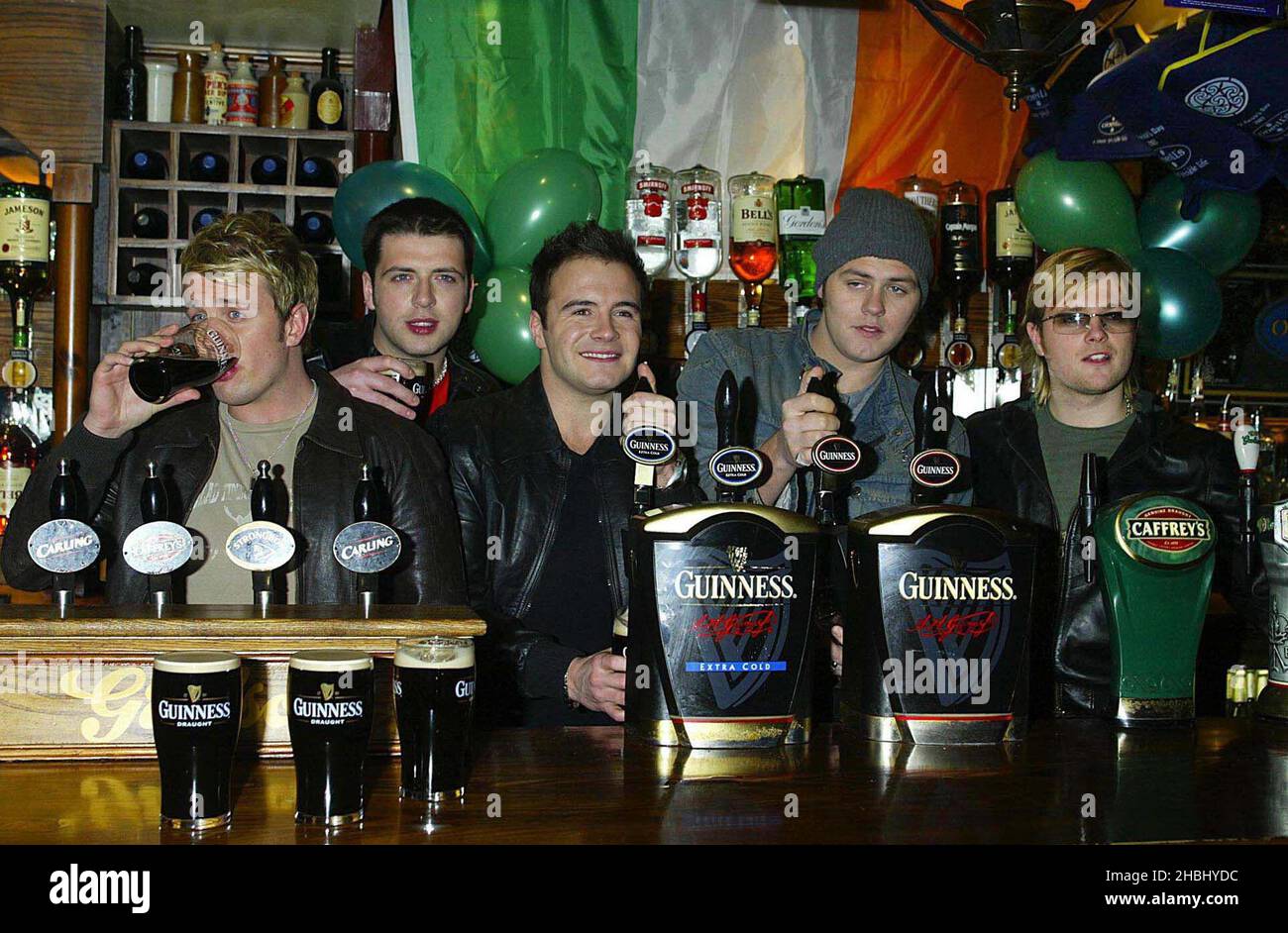 Westlife zieht Bier im O'Neills Pub in der Wardour Street, am St. Patricks Day, London 3/4 lang Stockfoto