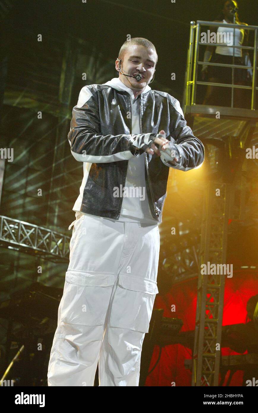 Justin Timberlake spielt live auf der Bühne der Sheffield Arena. 3/4-Hose im Kampfeinsatz. Stockfoto