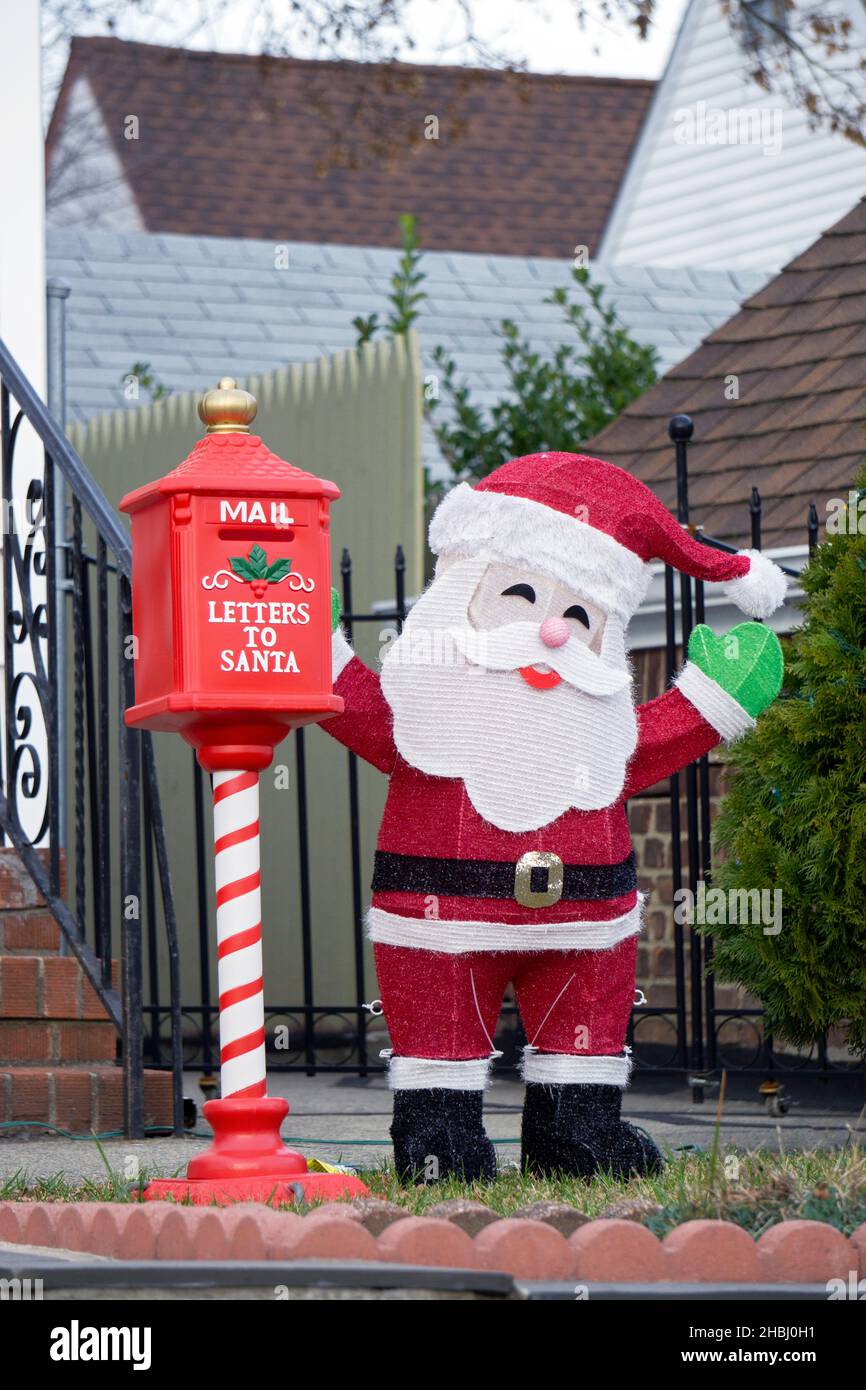 BRIEFE AN DEN WEIHNACHTSMANN Weihnachtsschmuck an seinem Briefkasten Briefe von Kindern abrufen. In Flushing, Queens, New York City. Stockfoto