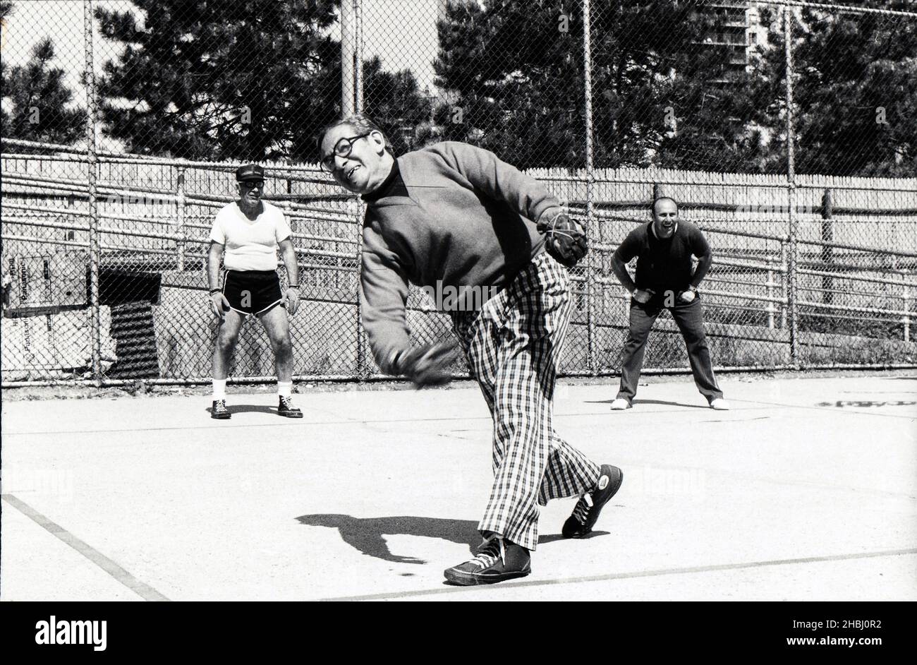 Männer spielen Doppel-Handball auf dem berühmten Platz zwischen Surf Avenue und dem Boardwalk in Brighton Beach, Brooklyn, New York City., 1982 Stockfoto