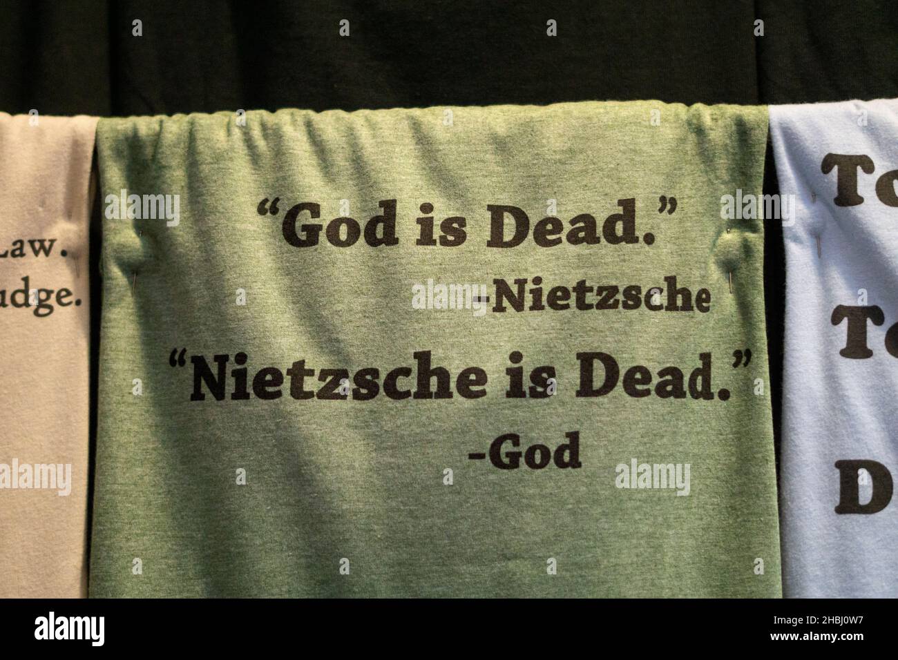 RACHE DES GOTTES. Ein Witz über die berühmte Aussage des Philosophen Friedrich Nietzsche, dass Gott tot ist. In einem Geschäft in Pittsburgh, Pennsylvania. Stockfoto