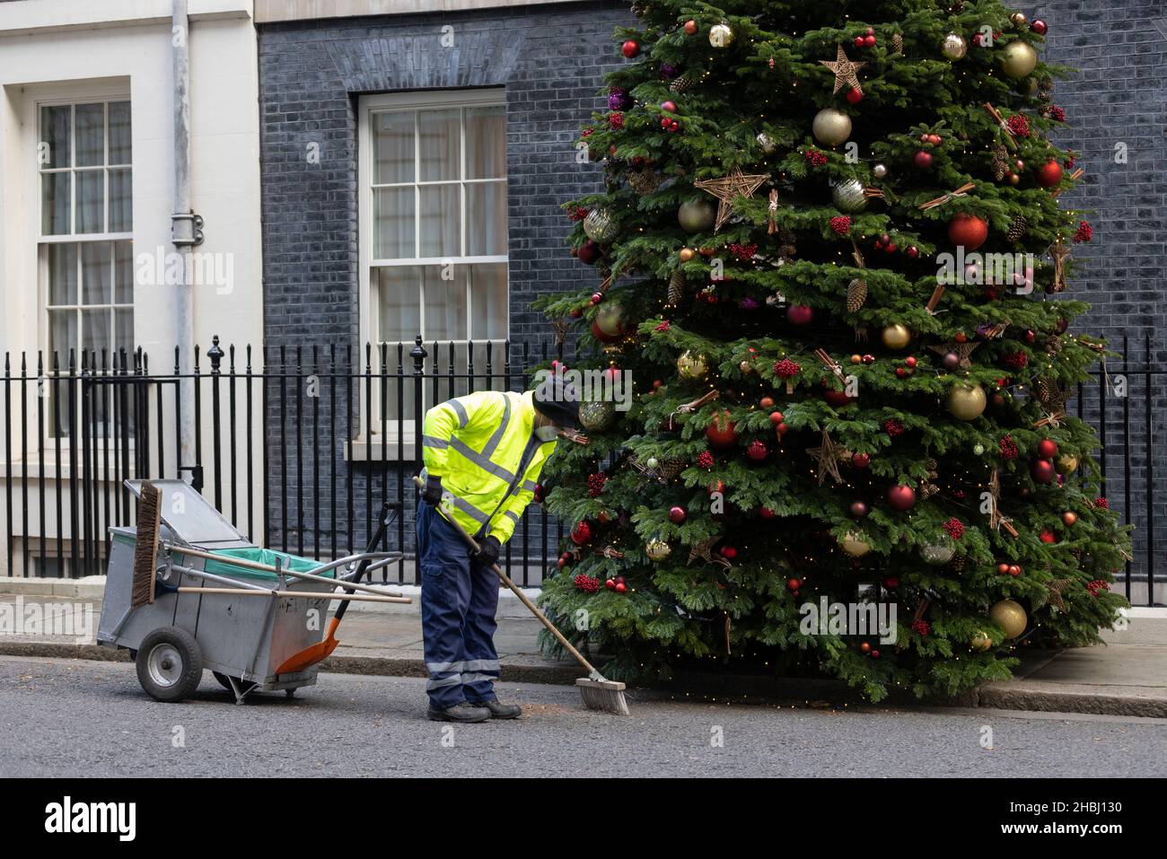 Straßenkehrer sammelt Blätter vor DER DOWNING Street NR. 10, der Heimat des britischen Premierministers, Whitehall, London, England, Großbritannien Stockfoto