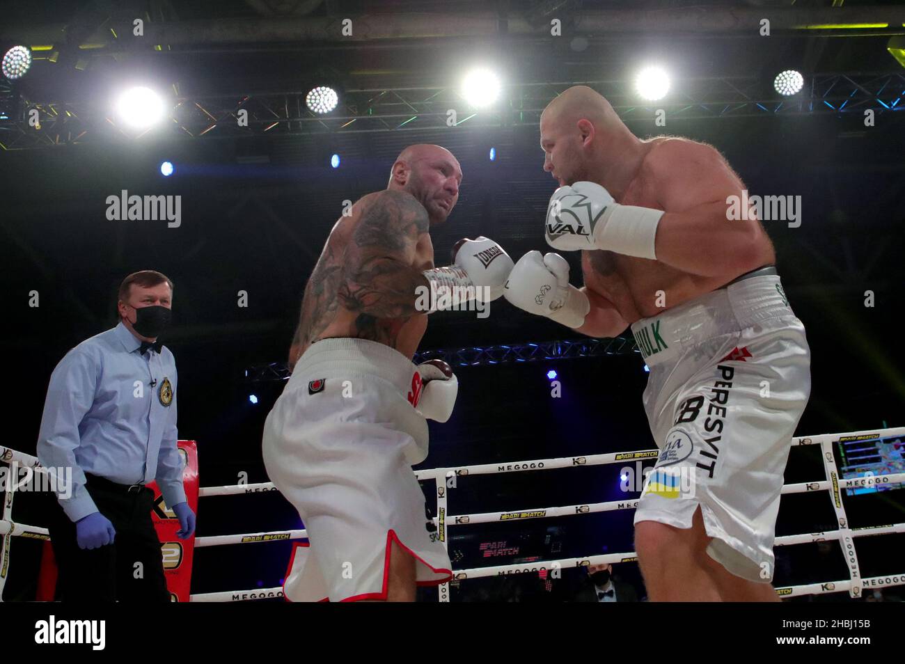 BROVARY, UKRAINE - 18. DEZEMBER 2021 - der ukrainische Schwergewichtsboxer Ihor Shevadzutskyi (R) kämpft während der Promo K2 mit Kamil Sokolowski aus Polen Stockfoto