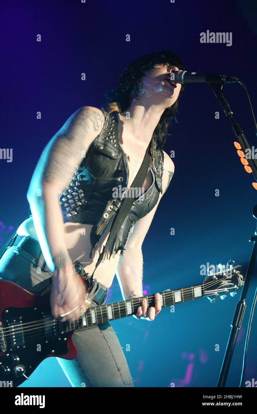 Brody Dalle von The Distillers treten auf der Bühne der Carling Brixton Academy in London auf. Der Gig ist Teil einer Reihe von Auftritten im Vorfeld der NME Awards. Stockfoto