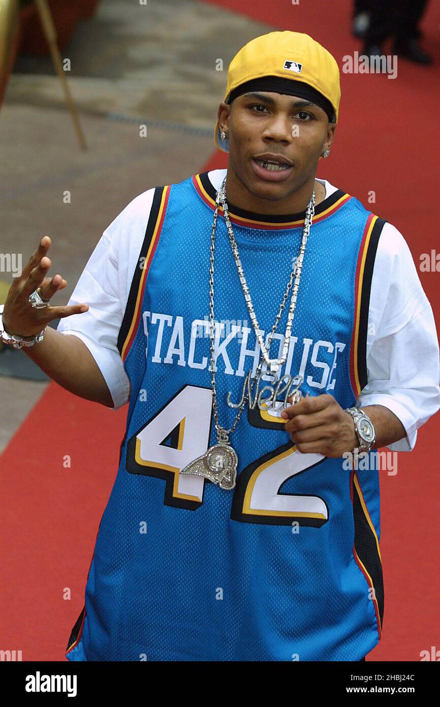 Nelly bei den Monte Carlo Music Awards, die in Monte Carlo stattfanden.  Halbe Länge. Basketball-Sport-Shirt oben, Geste, Halskette, Schmuck, Ringe,  Armband, Uhr, Mütze, Hut Stockfotografie - Alamy