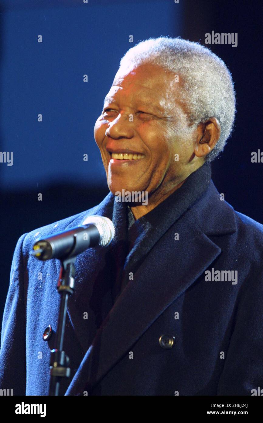 Nelson Mandella auf der Bühne beim South African Freedon Day Konzert am Trafalger Square, das den 7.. Jahrestag der Demokratie in Südafrika feiert. Kopfschuss. Stockfoto