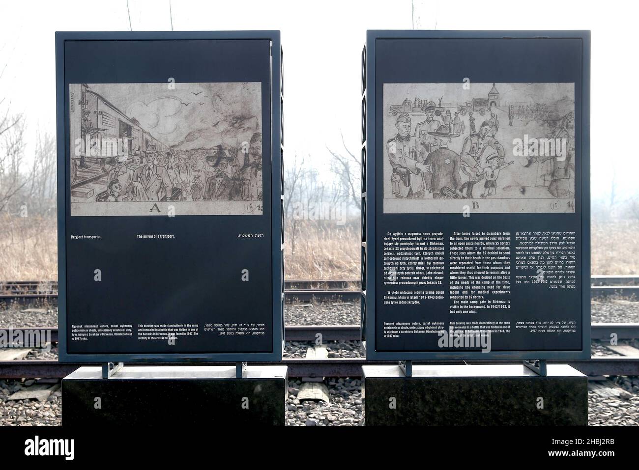 Oswiecim, Polen. 20th Dez 2021. Die Zeichnungen zeigen die Ankunft eines Transports von Gefangenen. Die Zeichnungen eines unbekannten Autors wurden im Lager Birkenau angefertigt und in einer Flasche versteckt. Sie wurden im Jahr 1947 gefunden. Das ehemalige Nazi-deutsche Konzentrations- und Vernichtungslager Auschwitz II Birkeanu in Oswiecim einen Monat vor dem 77th. Jahrestag der Befreiung. Das größte deutsche Konzentrationslager Auschwitz-Birkenau wurde am 27. Januar 1945 von der Roten Armee befreit. (Bild: © Damian Klamka/ZUMA Press Wire) Stockfoto