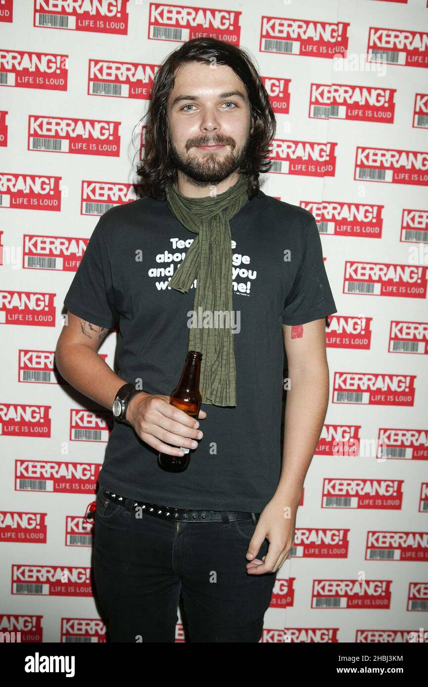 Simon Sänger von Biffy Clyro nimmt an den Kerrang Awards 2003 im Royal Lancaster Hotel in London Teil. Schal, Bier. Stockfoto