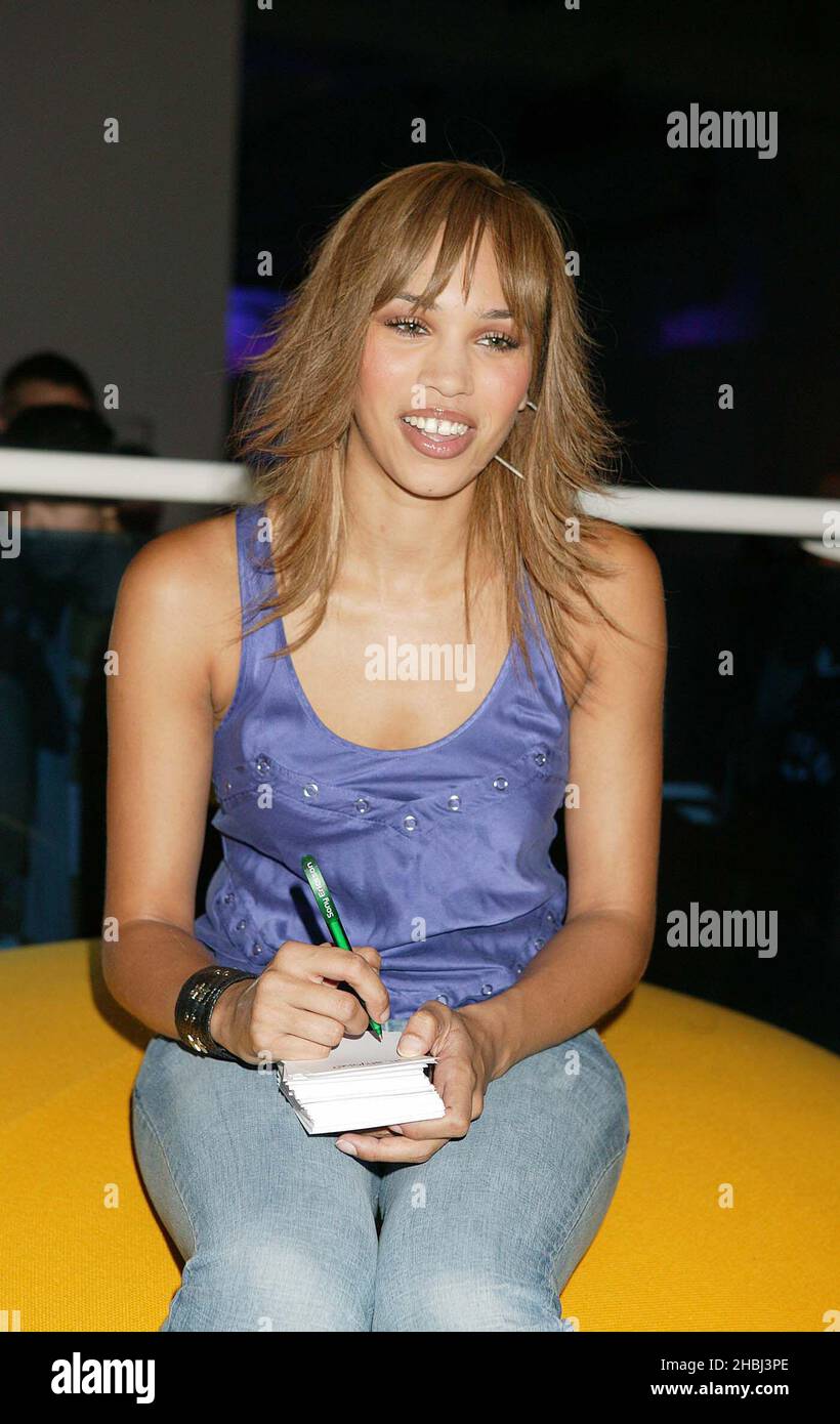 Javine tritt live auf der PlayStation 2 Exhibition im Earls Court Exhibition Centre London auf. Stockfoto