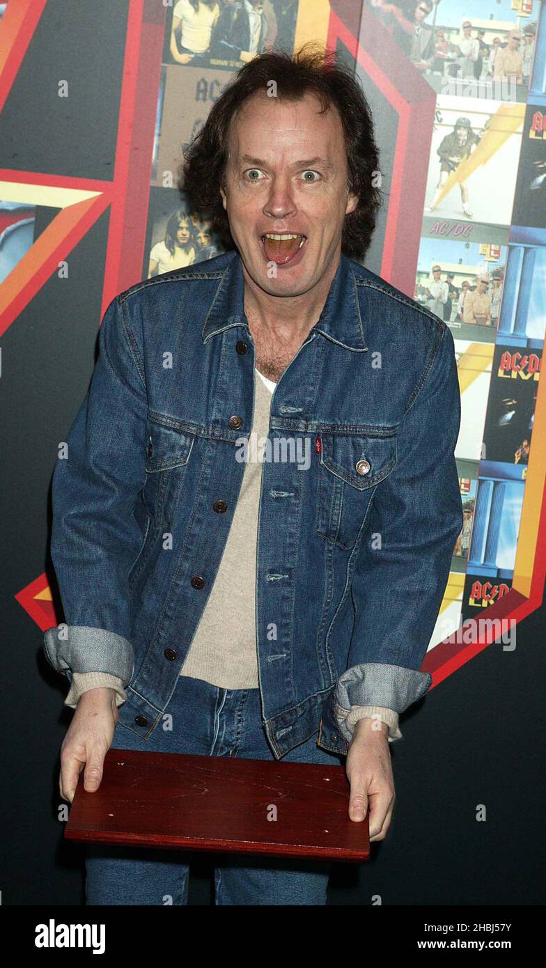 ACDC Photo Call bei der Pressekonferenz im Hammersmith Apollo. Angus Deaton mit Auszeichnung Stockfoto