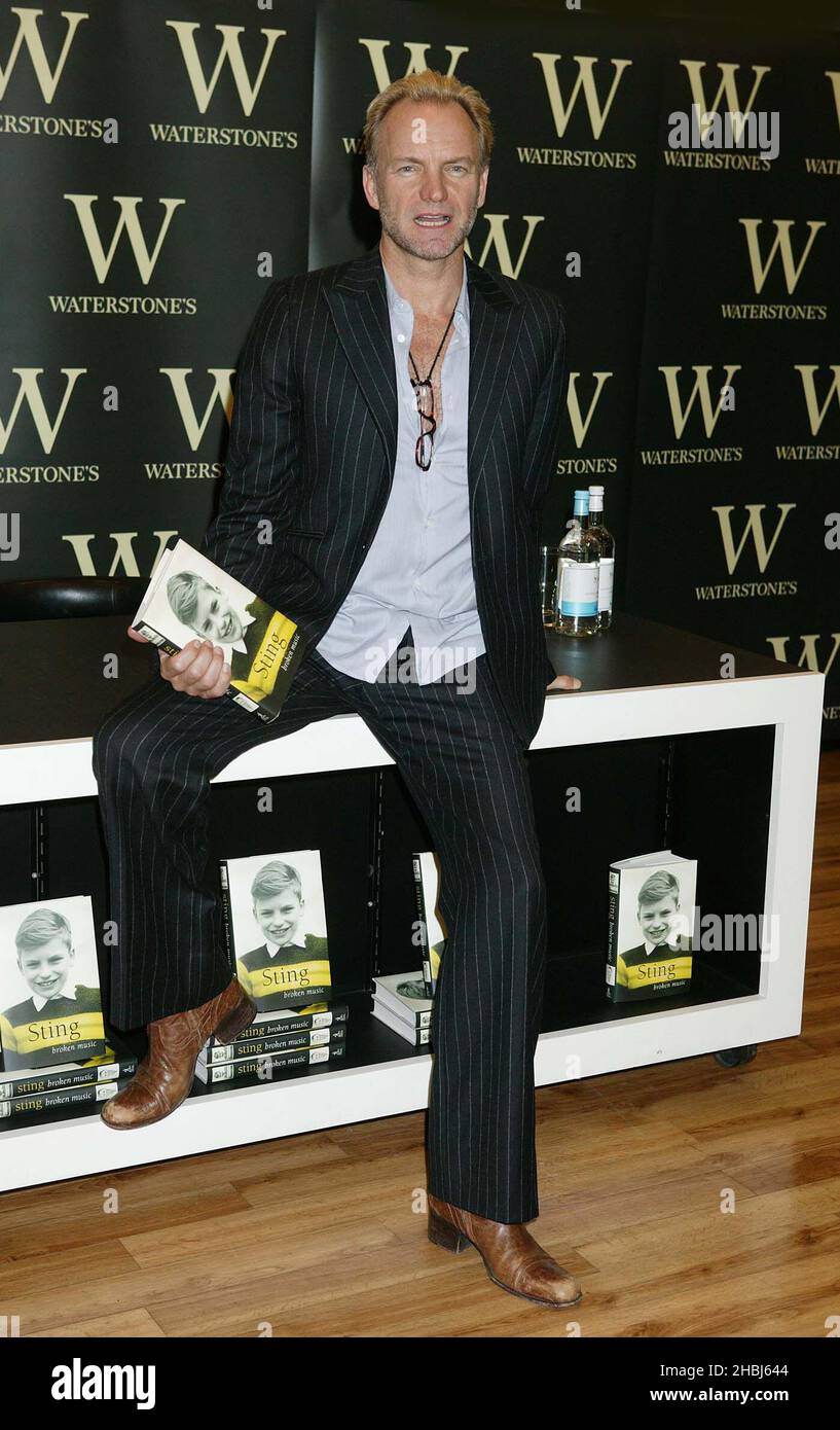 Sting signiert das neue Buch „Sting Broken Music“ im Waterstones Piccadilly Circus, London. Stockfoto