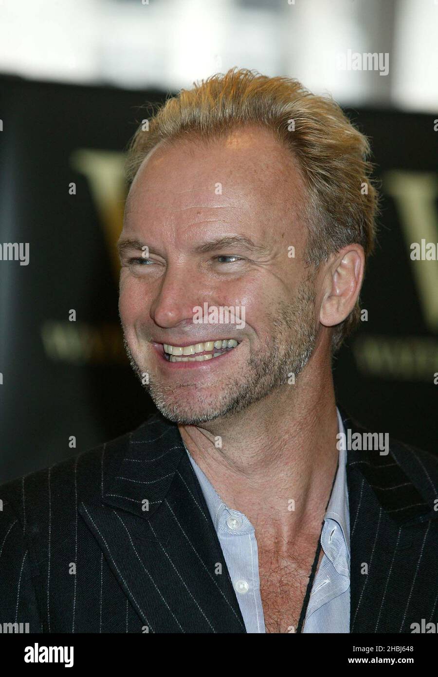 Sting signiert das neue Buch „Sting Broken Music“ im Waterstones Piccadilly Circus, London. Stockfoto