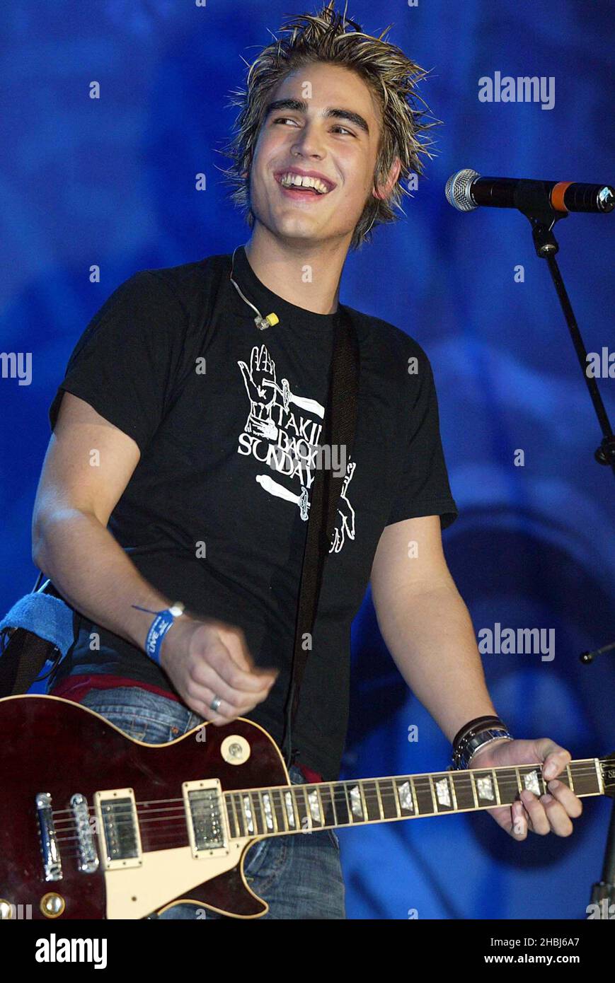 Busted spielen live auf der Bühne beim Capital FM Christmas Live Event im Earls Court in London. Stockfoto