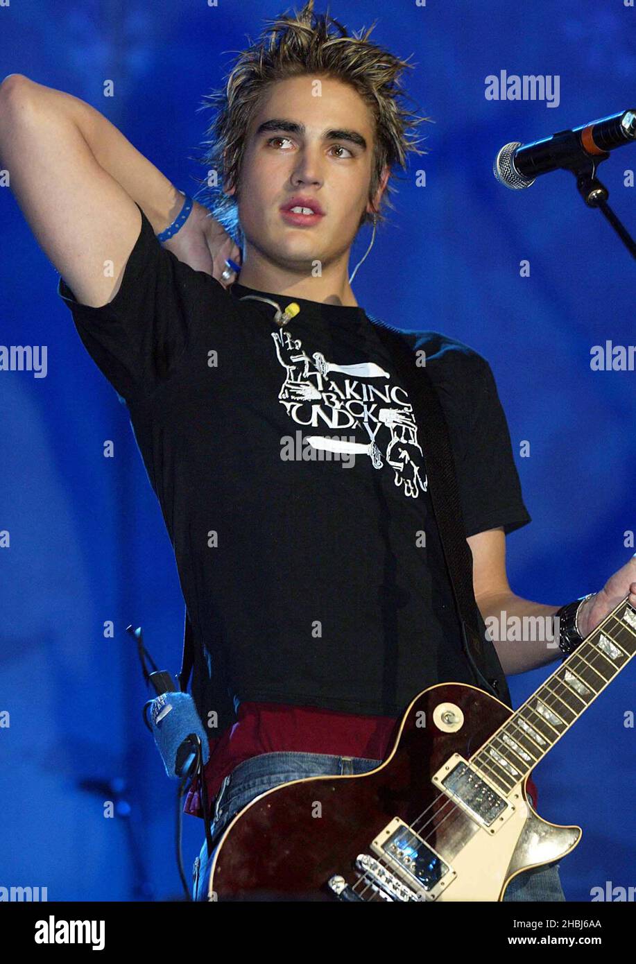 Busted spielen live auf der Bühne beim Capital FM Christmas Live Event im Earls Court in London. Stockfoto