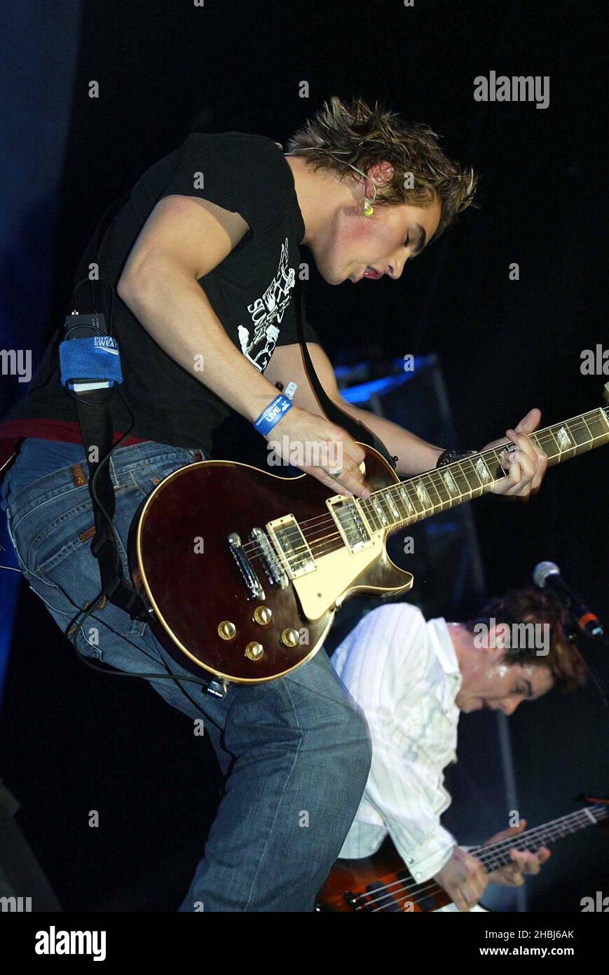 Busted spielen live auf der Bühne beim Capital FM Christmas Live Event im Earls Court in London. Stockfoto