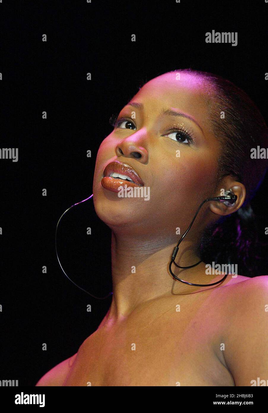 Jamelia spielt live auf der Bühne des Capital FM Christmas Live Events im Earls Court in London. Stockfoto