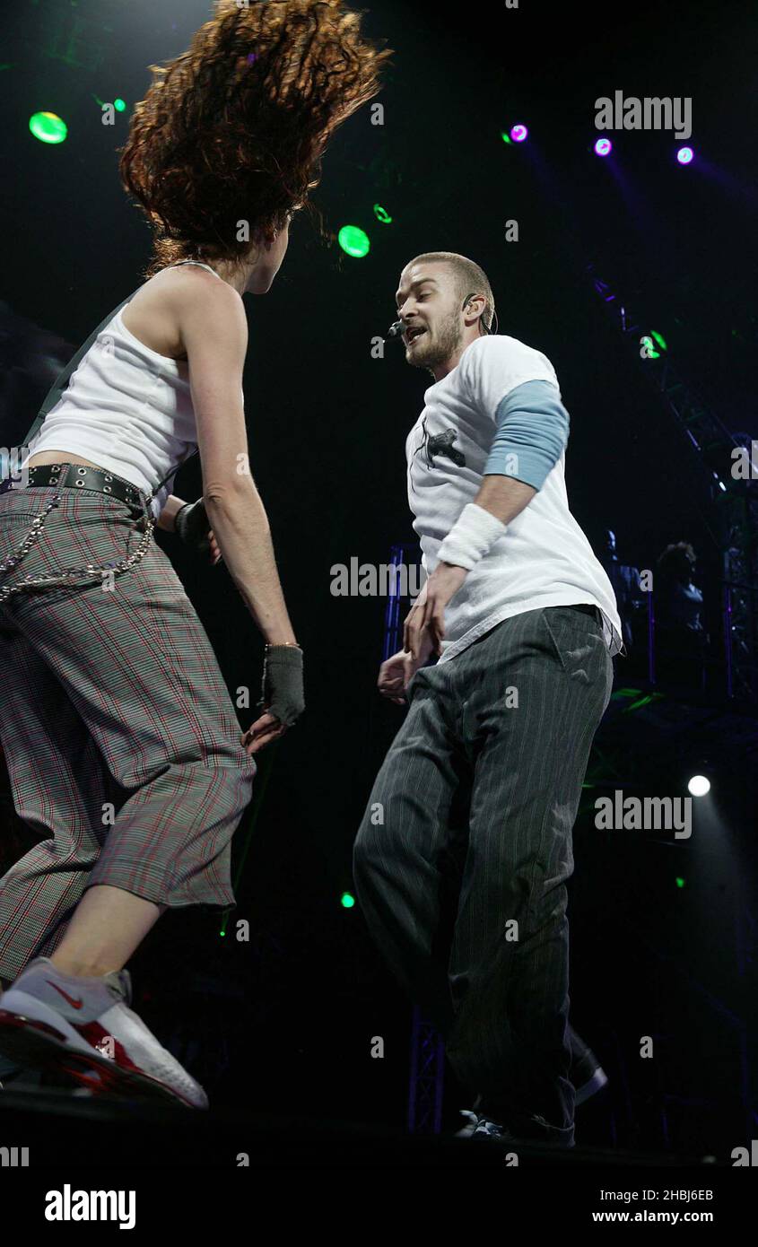 Justin Timberlake spielt live auf der Bühne des Earls Court Exhibition Centre in London. Stockfoto