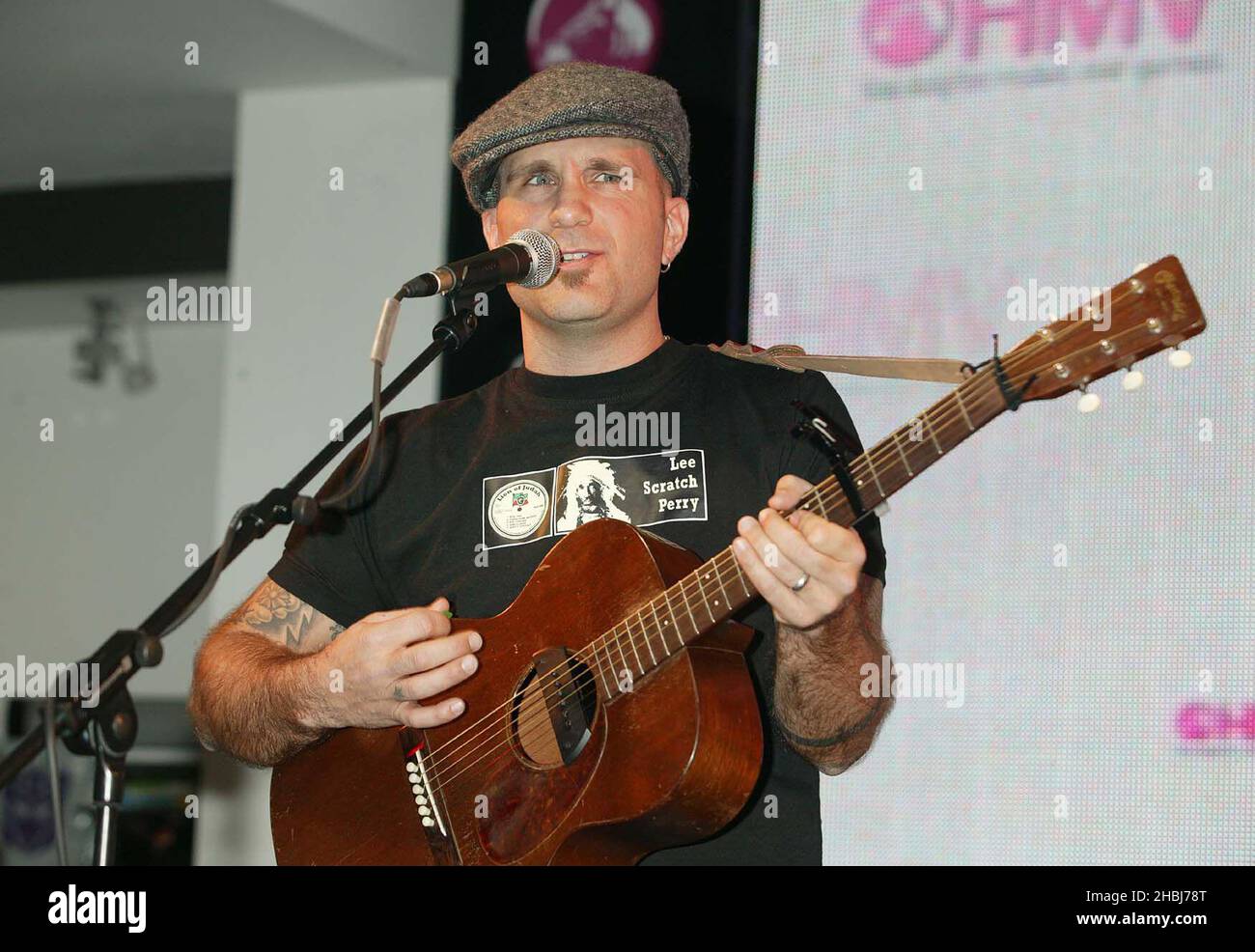 Gary Jules wirbt für seine Musik im HMV Store in der Oxford Street in London. Stockfoto