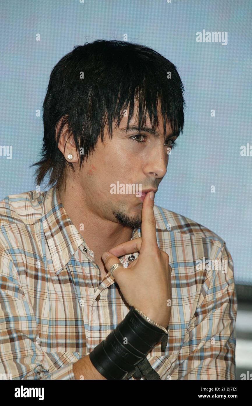 Ian Watkins von den Pontypridd-Rockern The Lost Prophets feiern die Veröffentlichung ihres zweiten Albums, Start Something, mit einer Autogrammstunde. Stockfoto