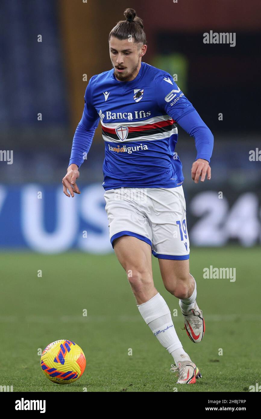 Genua, Italien. 19th Dez 2021. Radu Dragusin (UC Sampdoria) in Aktion während des Spiels UC Sampdoria gegen Venezia FC, italienische Fußballserie A in Genua, Italien, Dezember 19 2021 Quelle: Independent Photo Agency/Alamy Live News Stockfoto