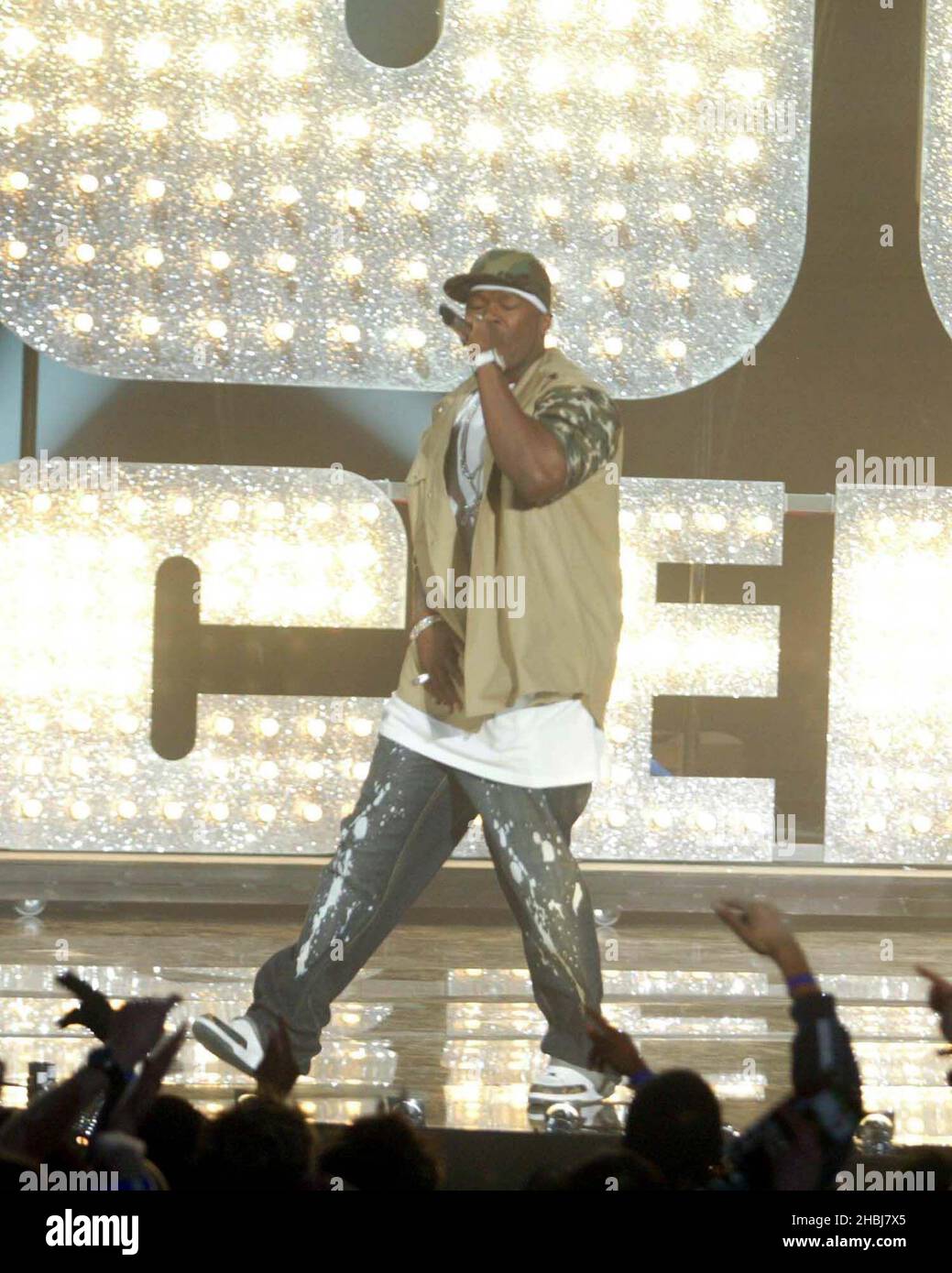 50 Cent tritt bei den Brits Awards 2004 live auf. Stockfoto