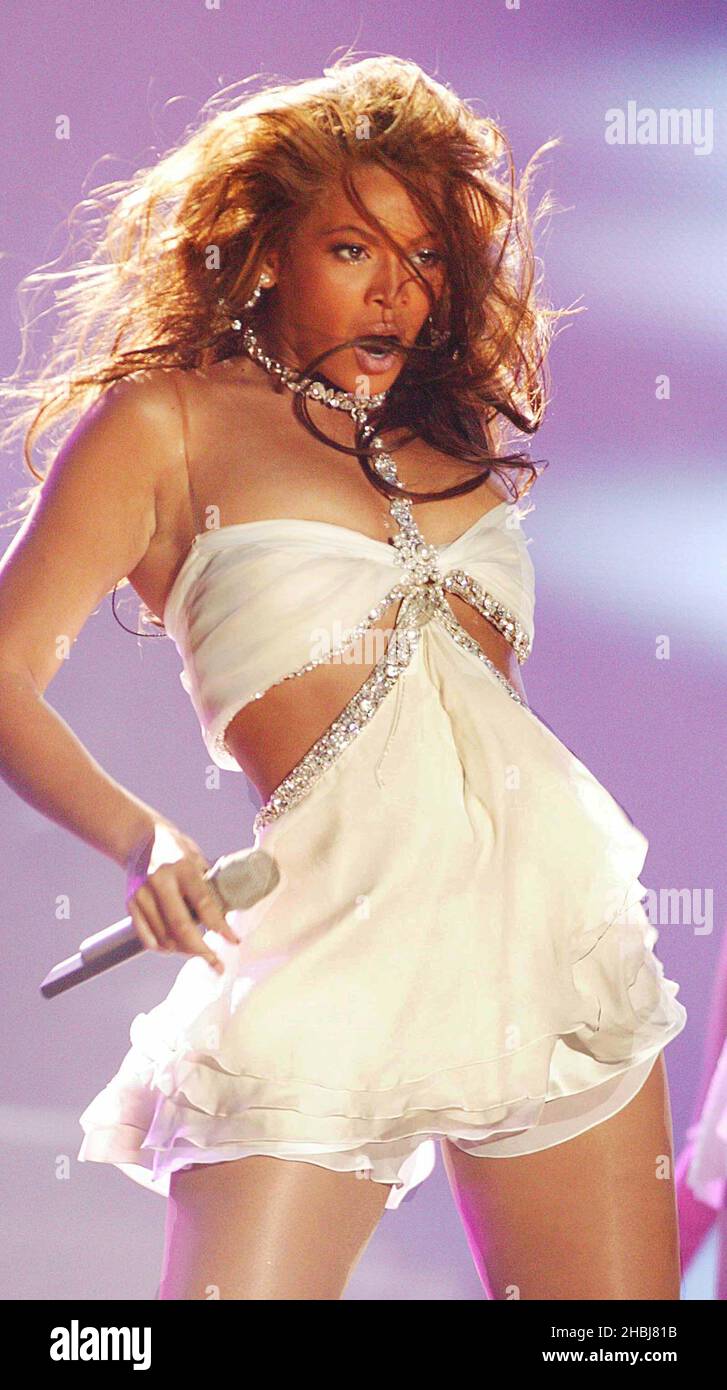 Beyonce spielt live auf der Bühne der Brit Awards 2004 im Earls Court Exhibition Centre in London. Stockfoto