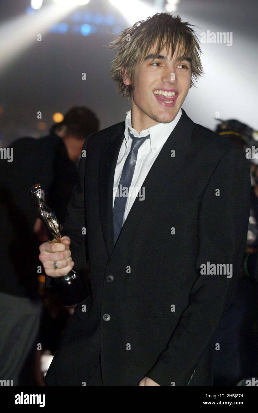 Bei den Brits Awards 2004 in den Baus gedrängt. Stockfoto
