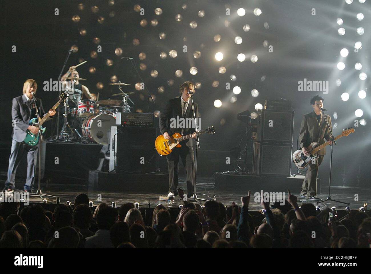Busted spielen live auf der Bühne bei den Brit Awards 2004 im Earls Court Exhibition Centre in London. Stockfoto