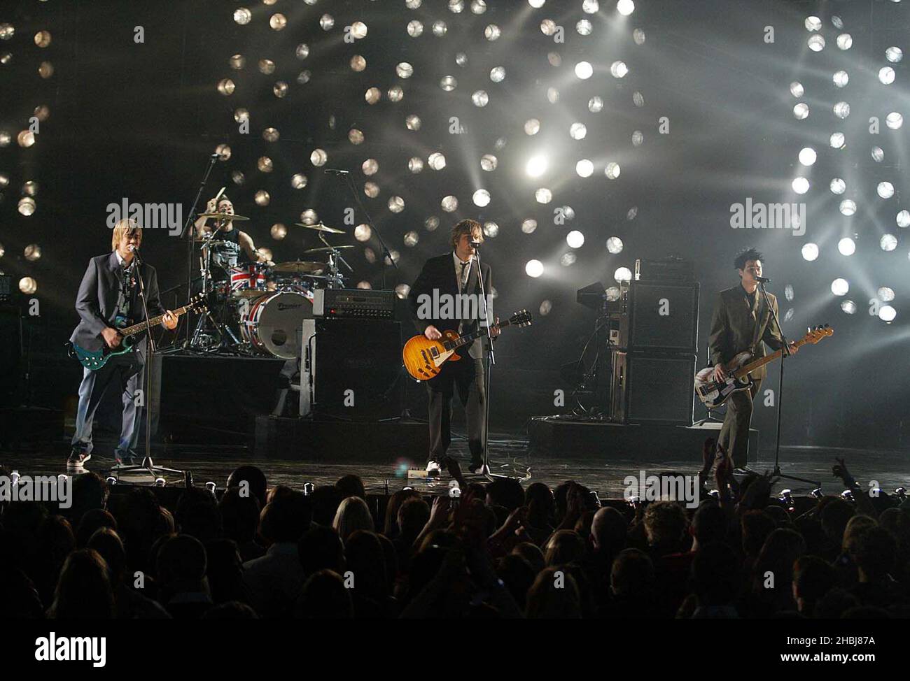 Busted spielen live auf der Bühne bei den Brit Awards 2004 im Earls Court Exhibition Centre in London. Stockfoto