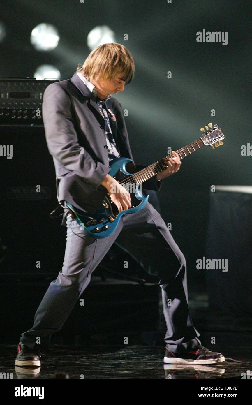 Busted spielen live auf der Bühne bei den Brit Awards 2004 im Earls Court Exhibition Centre in London. Stockfoto