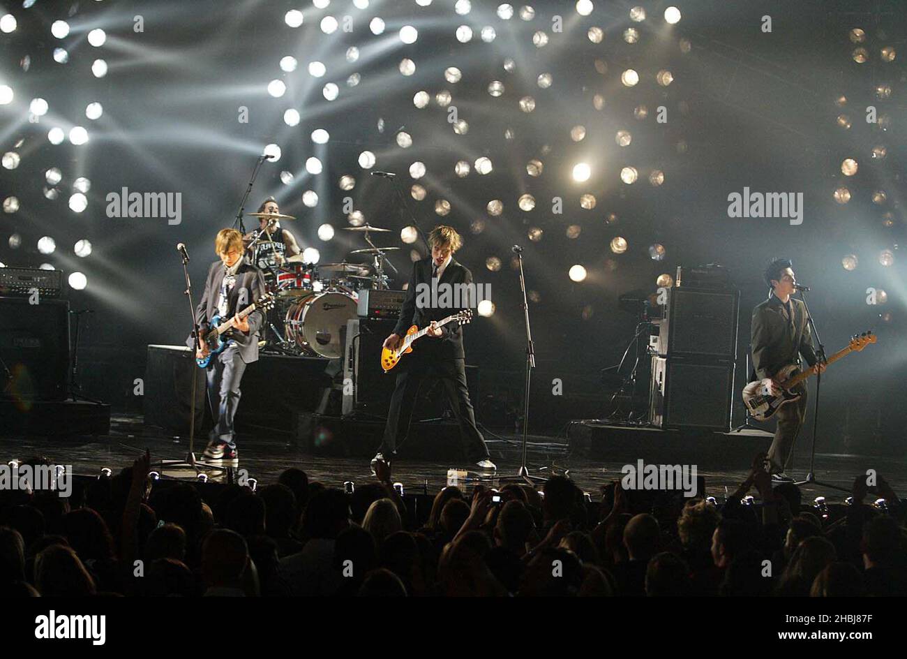 Busted spielen live auf der Bühne bei den Brit Awards 2004 im Earls Court Exhibition Centre in London. Stockfoto