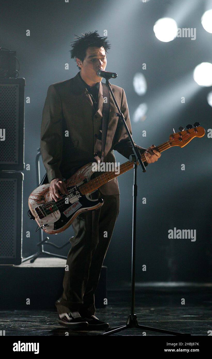 Busted spielen live auf der Bühne bei den Brit Awards 2004 im Earls Court Exhibition Centre in London. Stockfoto