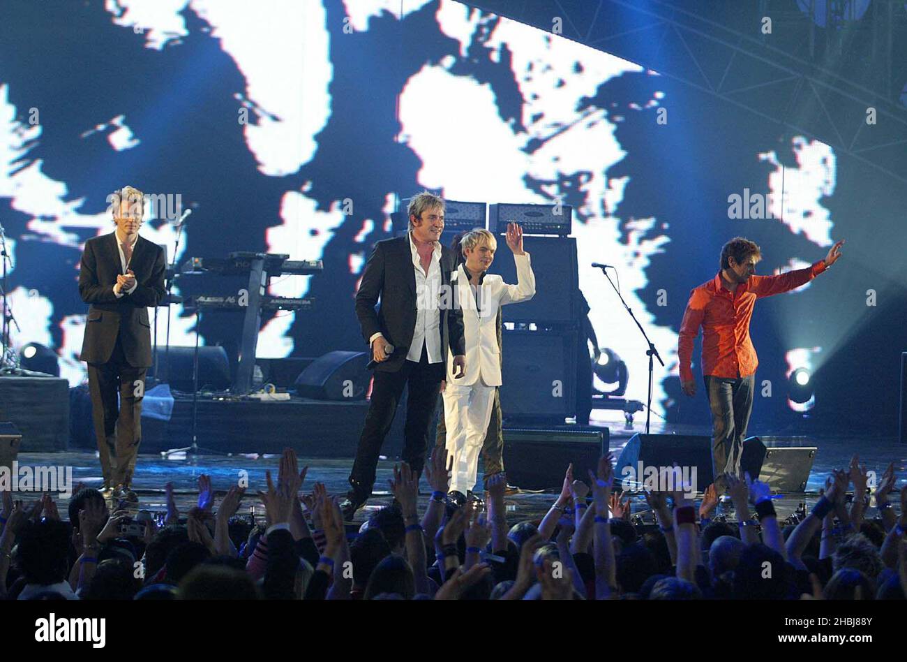 DURAN Duran treten bei den Brit Awards 2004 im Earls Court Exhibition Centre in London live auf. Stockfoto