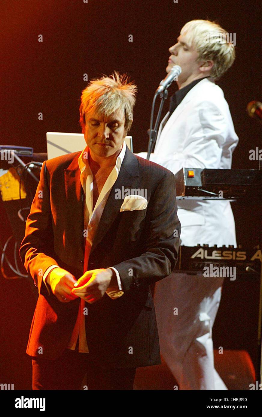 DURAN Duran treten bei den Brit Awards 2004 im Earls Court Exhibition Centre in London live auf. Stockfoto