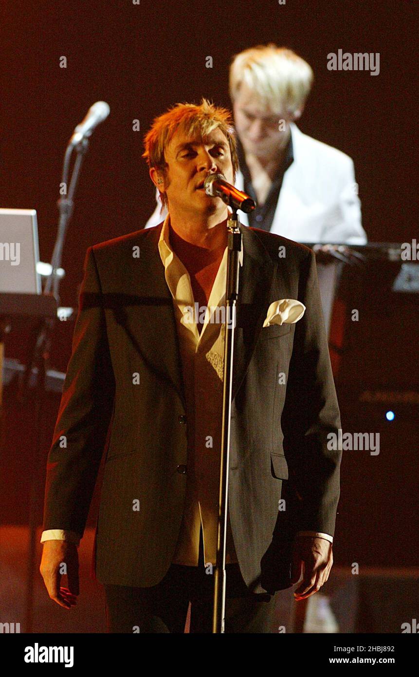 DURAN Duran treten bei den Brit Awards 2004 im Earls Court Exhibition Centre in London live auf. Stockfoto