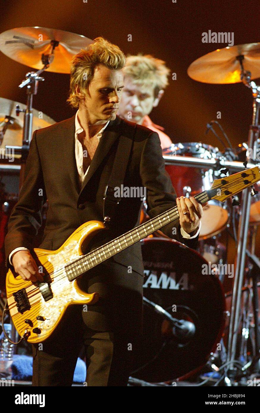 DURAN Duran treten bei den Brit Awards 2004 im Earls Court Exhibition Centre in London live auf. Stockfoto