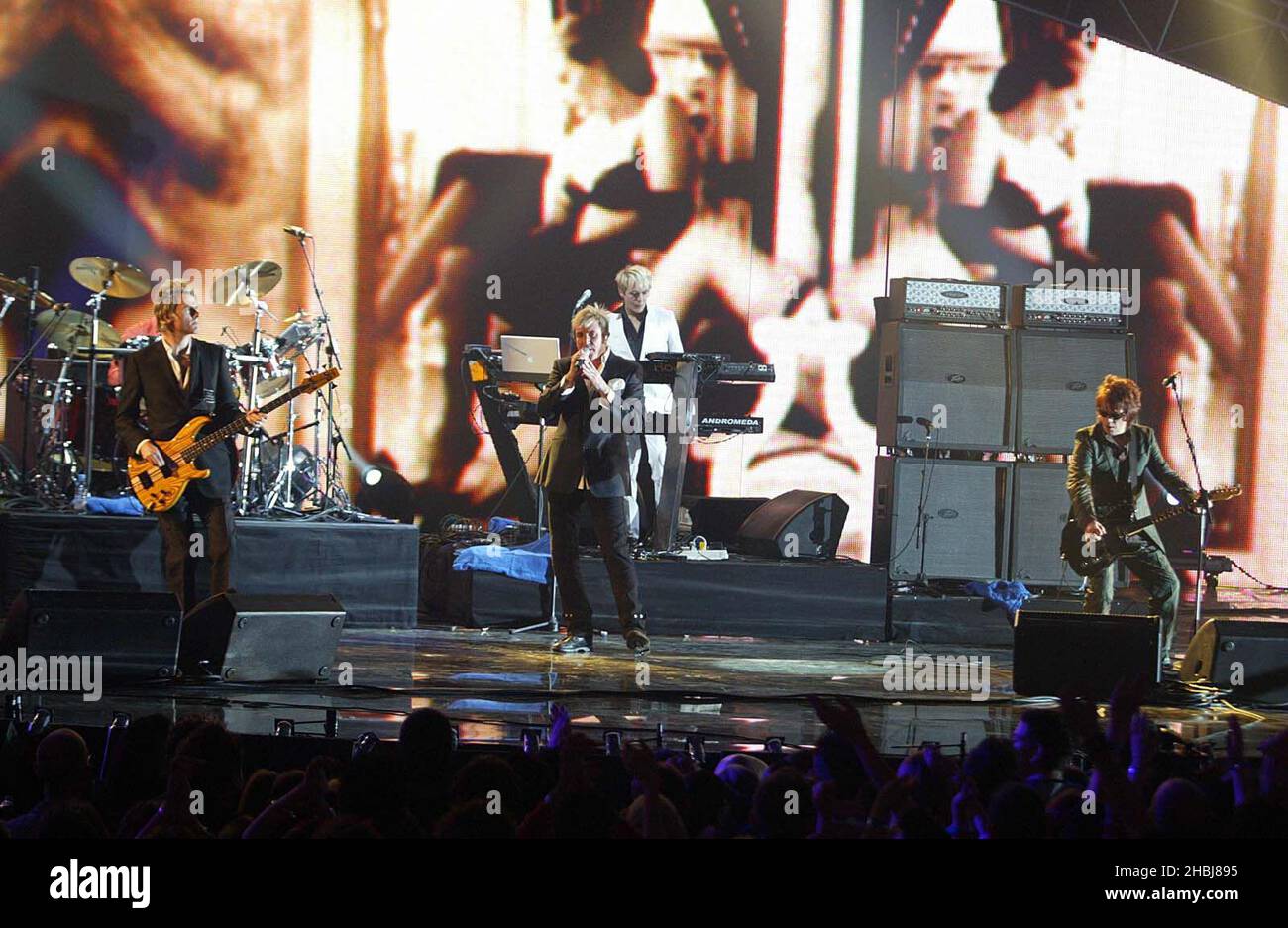 DURAN Duran treten bei den Brit Awards 2004 im Earls Court Exhibition Centre in London live auf. Stockfoto
