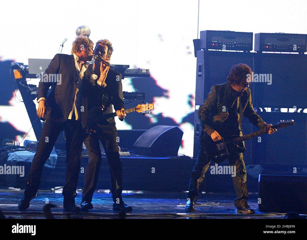 DURAN Duran treten bei den Brit Awards 2004 im Earls Court Exhibition Centre in London live auf. Stockfoto