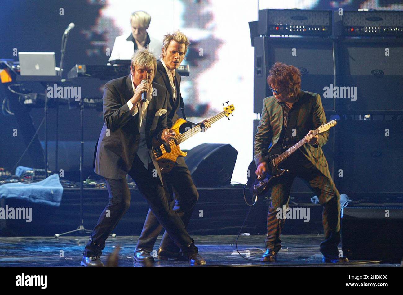 DURAN Duran treten bei den Brit Awards 2004 im Earls Court Exhibition Centre in London live auf. Stockfoto